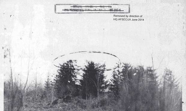 Pesawat menabrak pohon dan menghancurkan sayapnya, kemudian terbang sejauh 6 mil sebelum akhirnya jatuh..