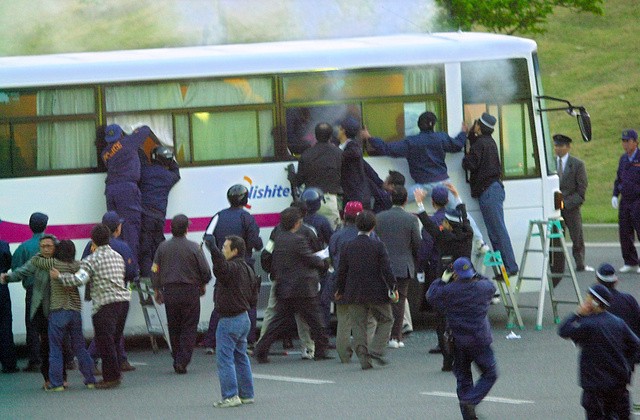 Polisi Menyerbu Bus Yang Dibajak