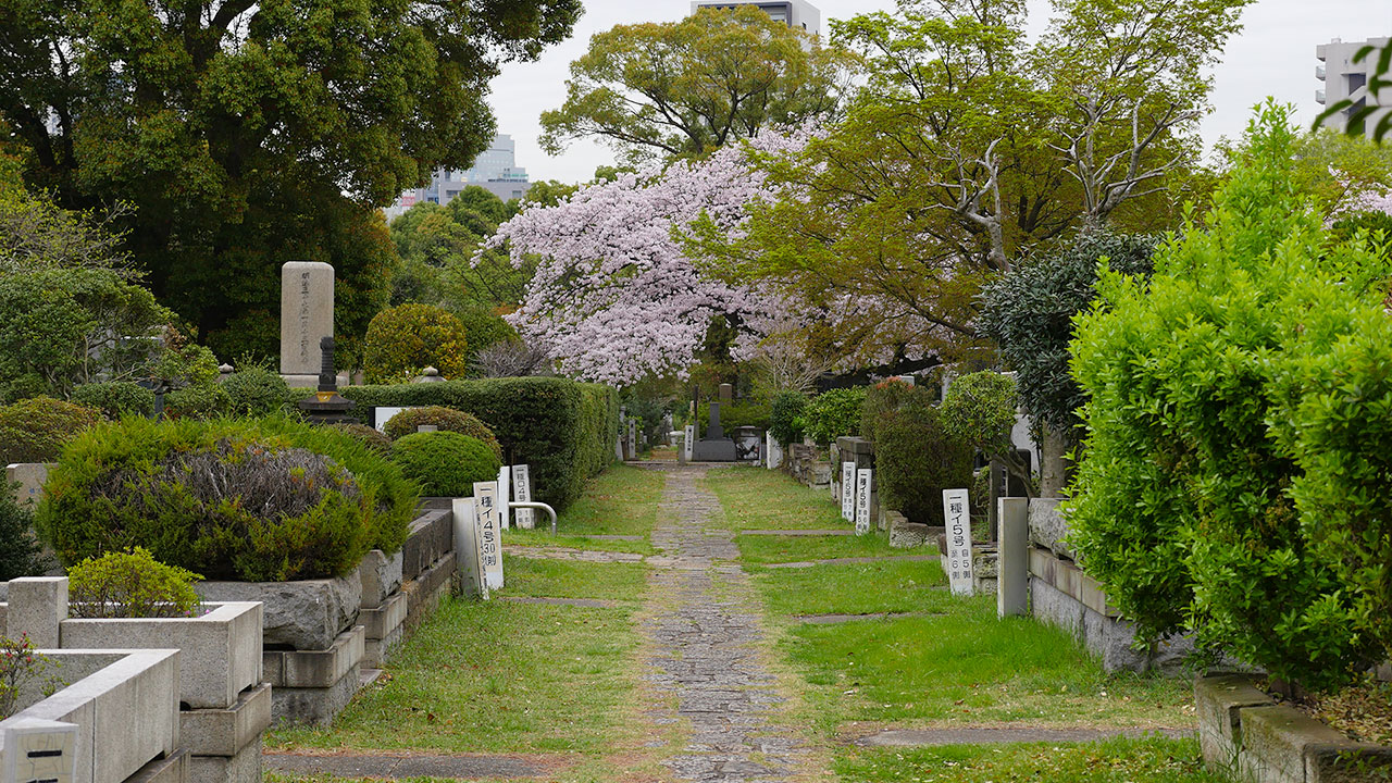 Suasana di Pemakaman Aoyama Jepang