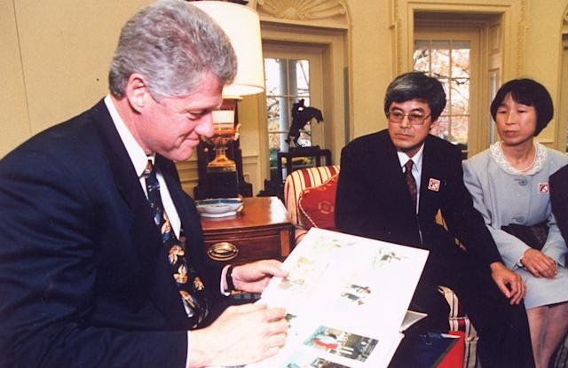 Bill Clinton Dengan Orang Tua Yoshihiro